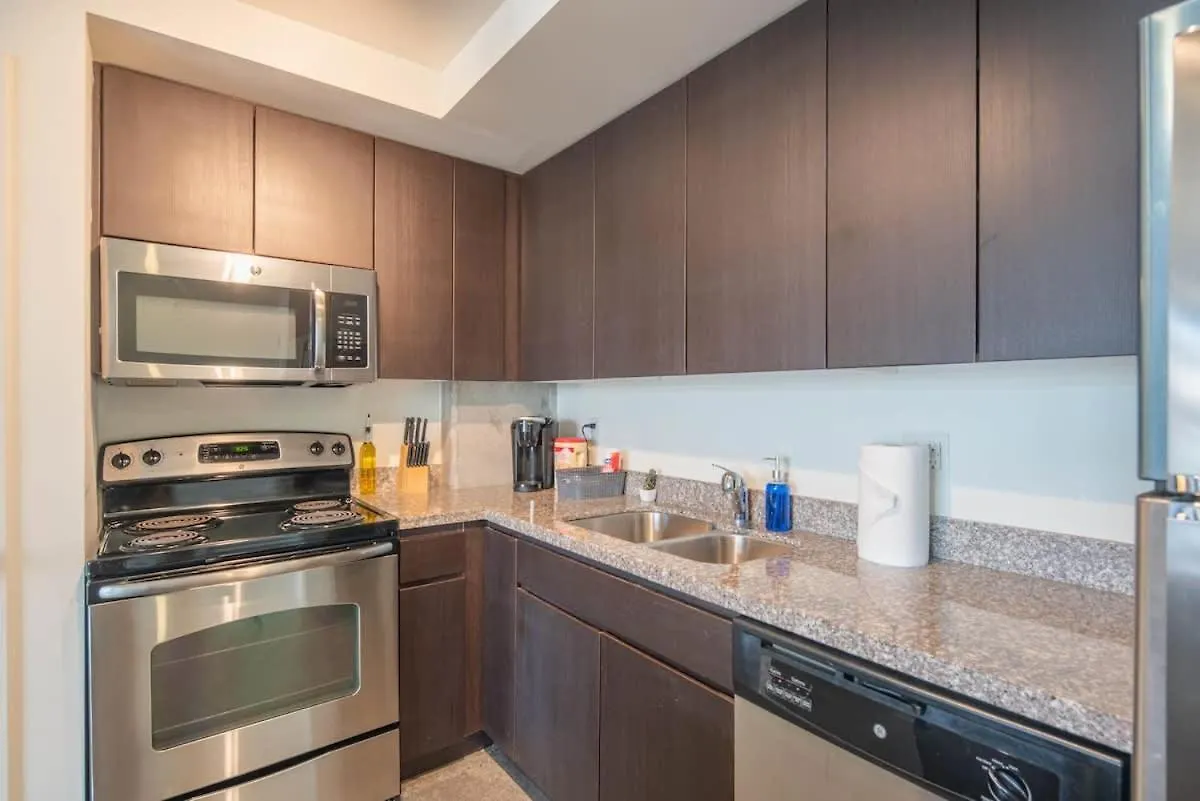 Plush 2Bd - Cdt - Gym, Pool, Parking - Sleep 8 Phoenix 0*,  United States