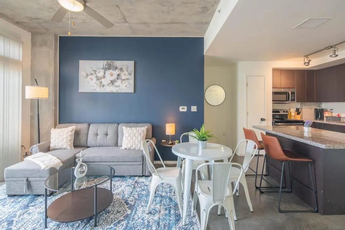 Apartment Plush 2Bd - Cdt - Gym, Pool, Parking - Sleep 8 Phoenix United States