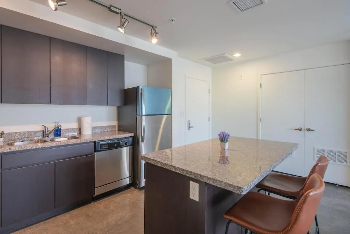 Apartment Plush 2Bd - Cdt - Gym, Pool, Parking - Sleep 8 Phoenix
